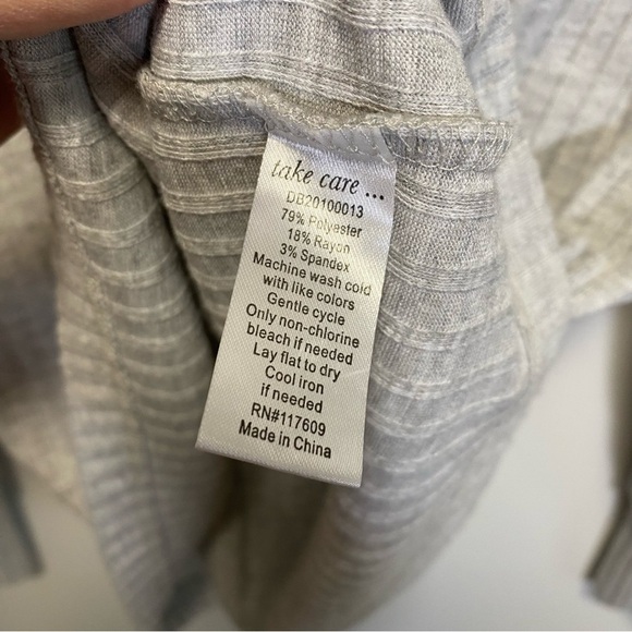 DOWNEAST Light Gray Ribbed Knit Long Sleeve V-Neck Top Women’s Large - Picture 6 of 7